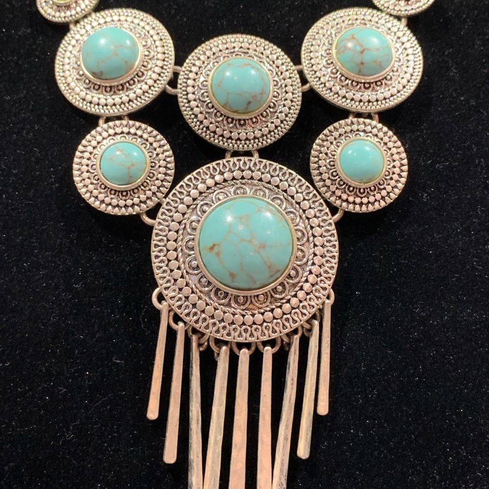 Silver toned necklace - turquoise colored & spiked detail American Indian style - Picture 5 of 11